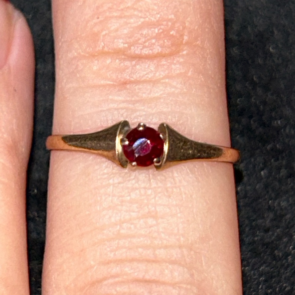 Dainty vintage garnet ring